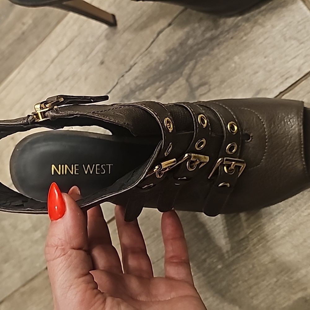 Nine West Mohawkit gray leather bootie in a size 7 1/2m. Like new.